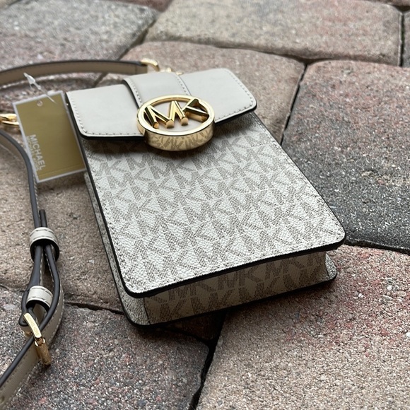 Michael Kors Carmen Small Logo Smartphone Crossbody Bag
Light Cream Multi - Picture 3 of 16